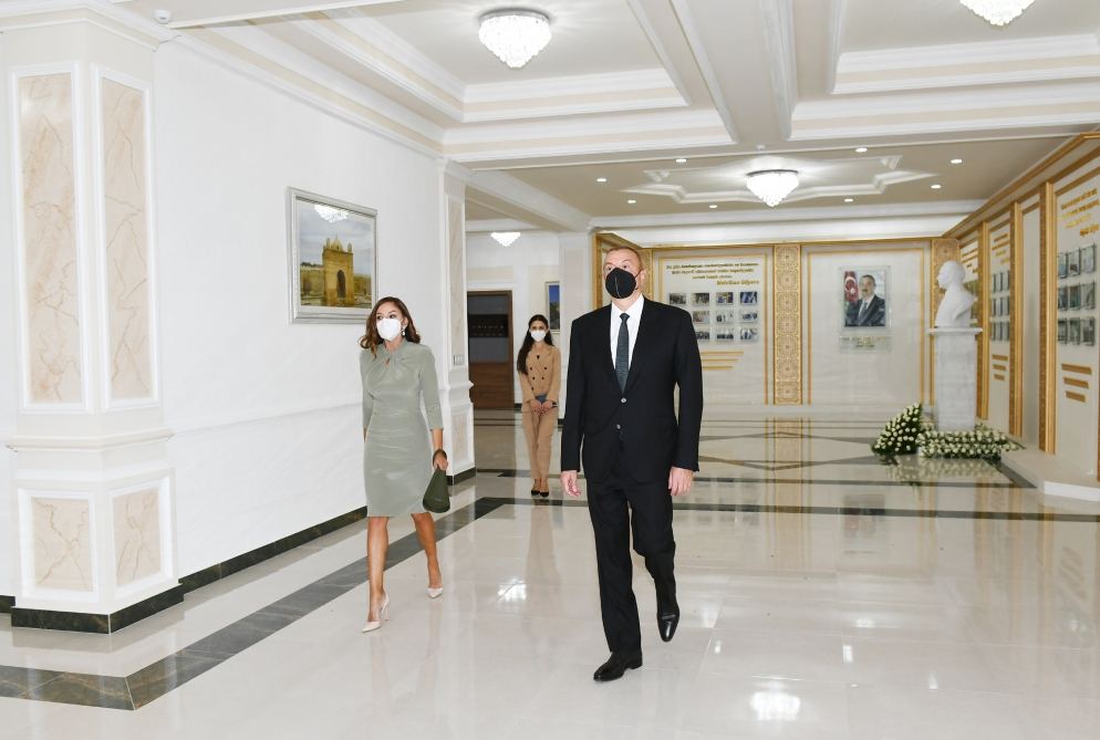 Prezident İlham Əliyev və birinci xanım Mehriban Əliyeva Suraxanı rayonundakı Səttar Bəhlulzadə adına Mədəniyyət Evinin açılışında iştirak ediblər (YENİLƏNİB 2) (FOTO)