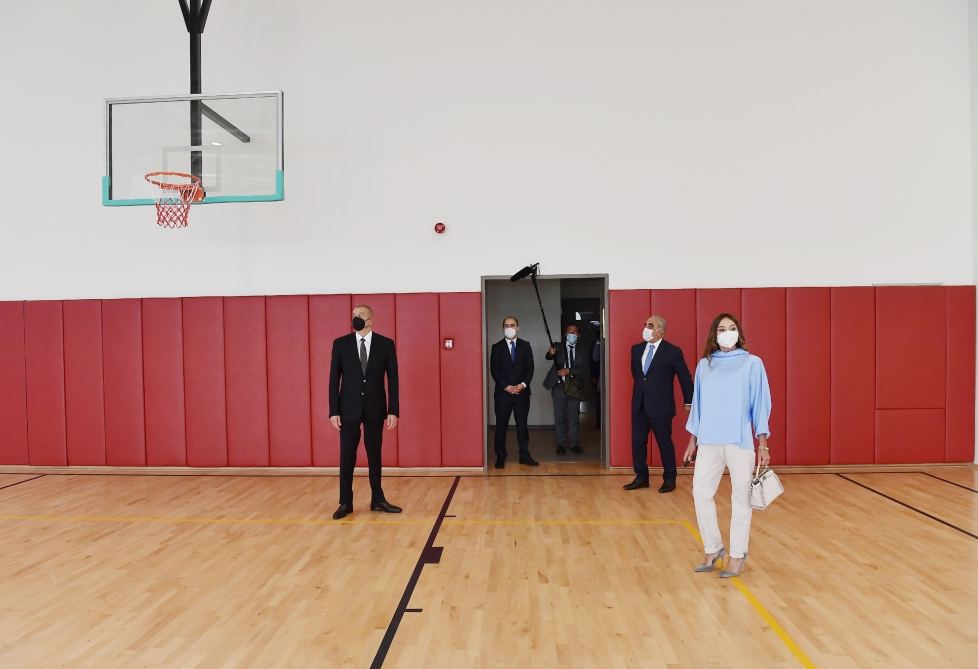 Prezident İlham Əliyev və birinci xanım Mehriban Əliyeva UNEC-in yenidən inşa olunan tədris korpusunun istifadəyə verilməsi tədbirində iştirak ediblər (YENİLƏNİB-2) (FOTO)