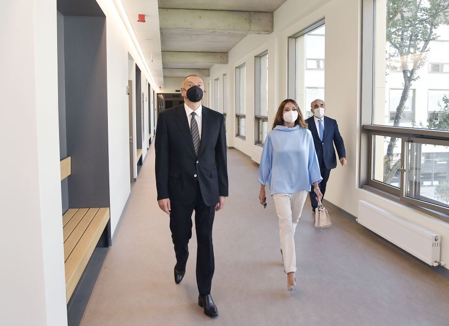 Prezident İlham Əliyev və birinci xanım Mehriban Əliyeva UNEC-in yenidən inşa olunan tədris korpusunun istifadəyə verilməsi tədbirində iştirak ediblər (YENİLƏNİB-2) (FOTO)