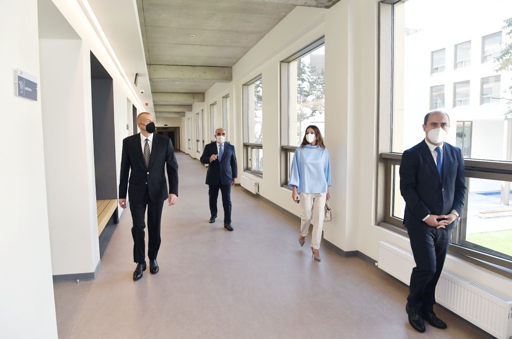 Prezident İlham Əliyev və birinci xanım Mehriban Əliyeva UNEC-in yenidən inşa olunan tədris korpusunun istifadəyə verilməsi tədbirində iştirak ediblər (YENİLƏNİB-2) (FOTO)