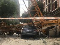 Bakıda aşan kran 5 avtomobili yararsız hala salıb - FOTO