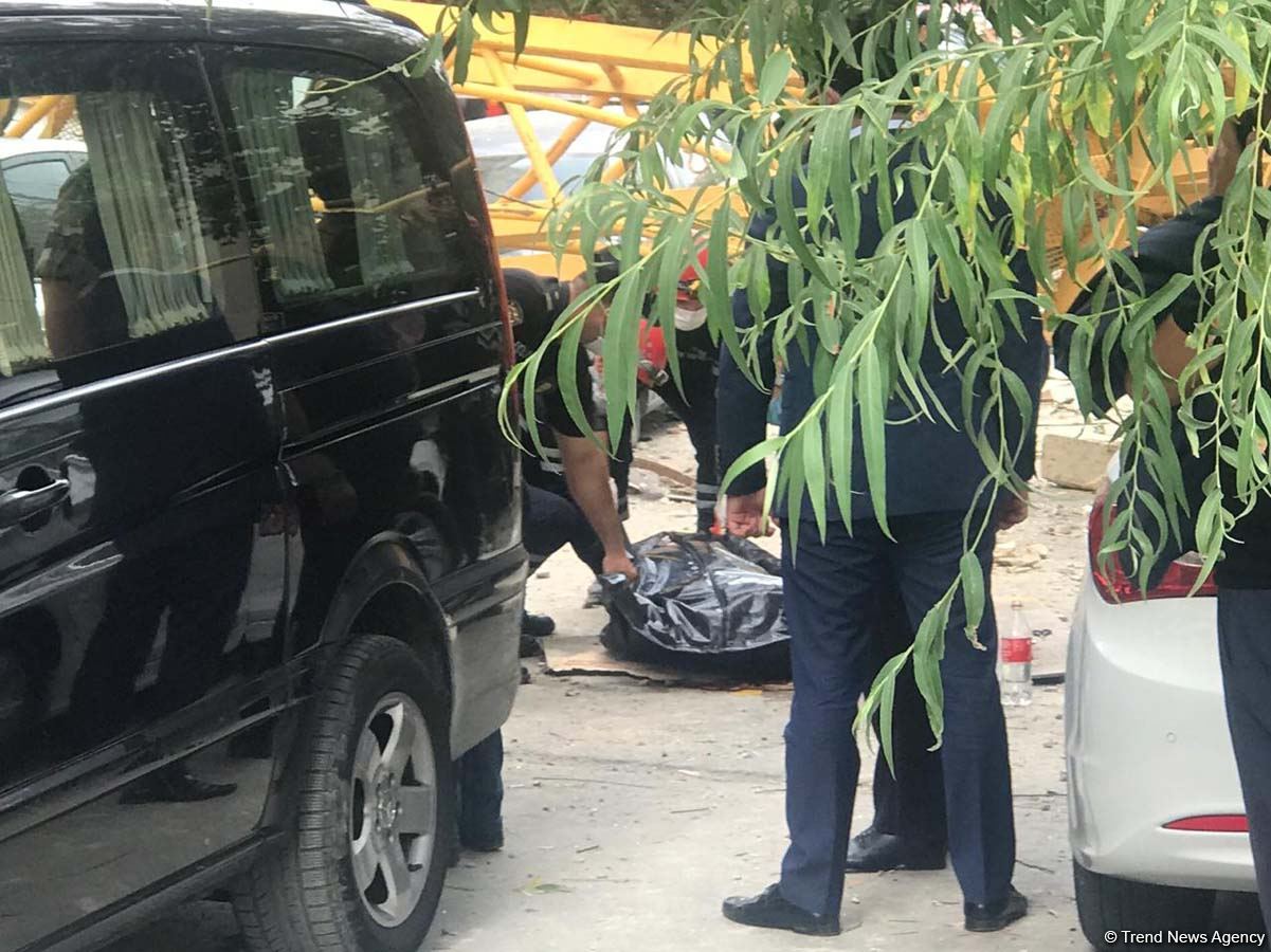 Bakıda kran aşması nəticəsində 1 nəfər ölüb - RƏSMİ (FOTO)