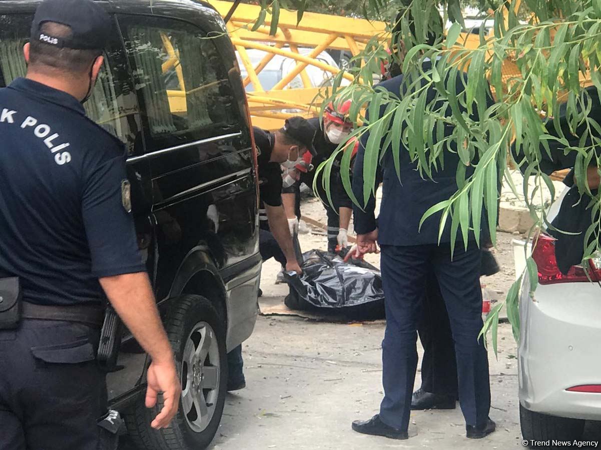 Bakıda kran aşması nəticəsində 1 nəfər ölüb - RƏSMİ (FOTO)