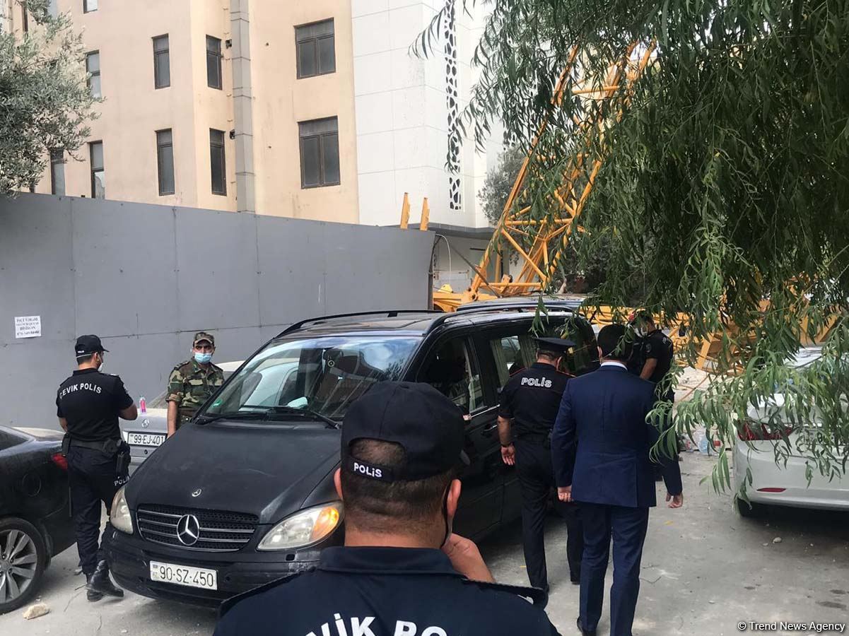 Bakıda kran aşması nəticəsində 1 nəfər ölüb - RƏSMİ (FOTO)