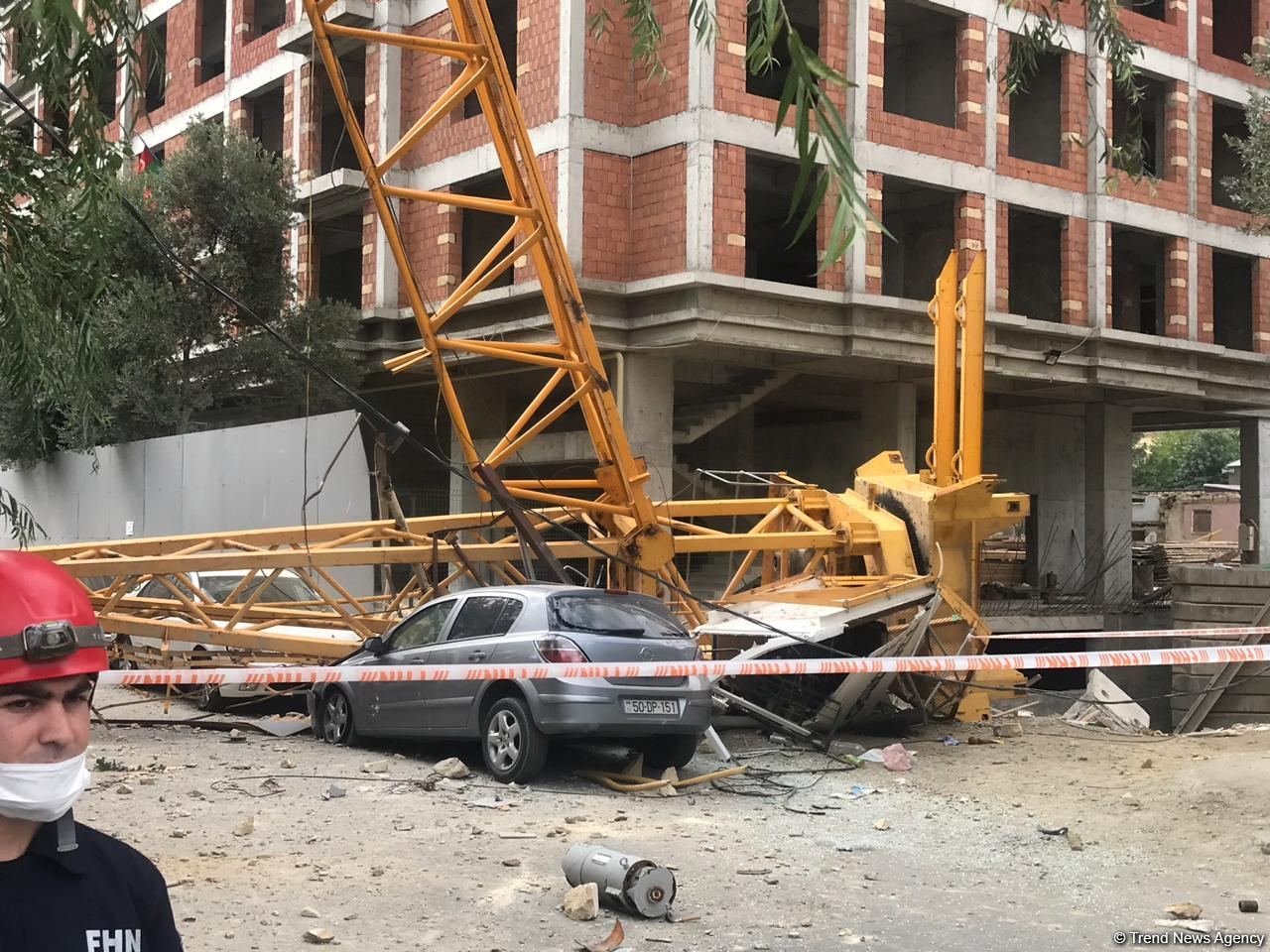 Bakıda aşan kran 5 avtomobili yararsız hala salıb - FOTO