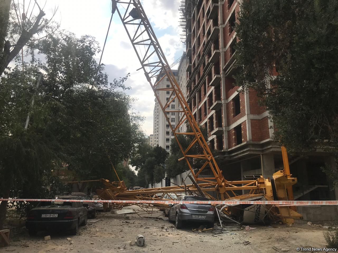 Bakıda aşan kran 5 avtomobili yararsız hala salıb - FOTO