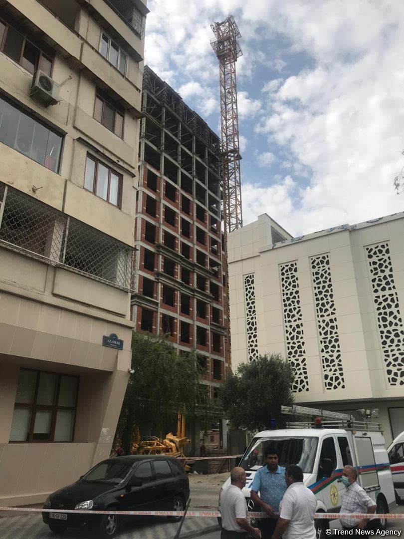Bakıda aşan kran 5 avtomobili yararsız hala salıb - FOTO