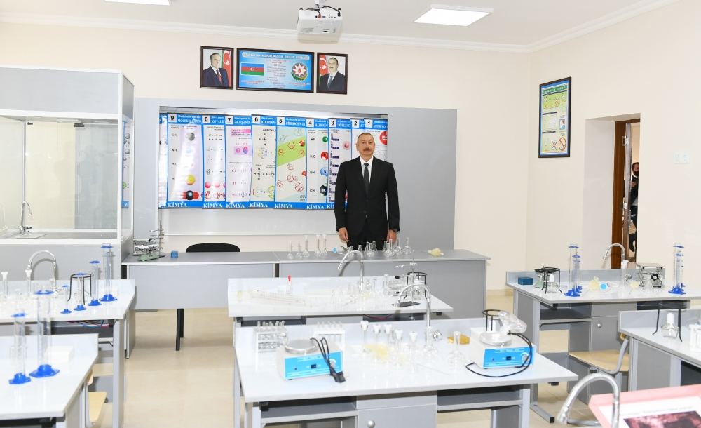 Prezident İlham Əliyev Bakıda məktəbdə aparılan əsaslı təmir işləri ilə tanış olub və yeni korpusun açılışında iştirak edib (FOTO) (YENİLƏNİB)