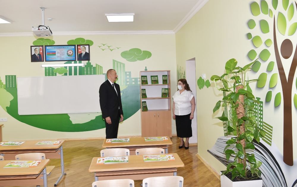 Prezident İlham Əliyev Bakıda məktəbdə aparılan əsaslı təmir işləri ilə tanış olub və yeni korpusun açılışında iştirak edib (FOTO) (YENİLƏNİB)