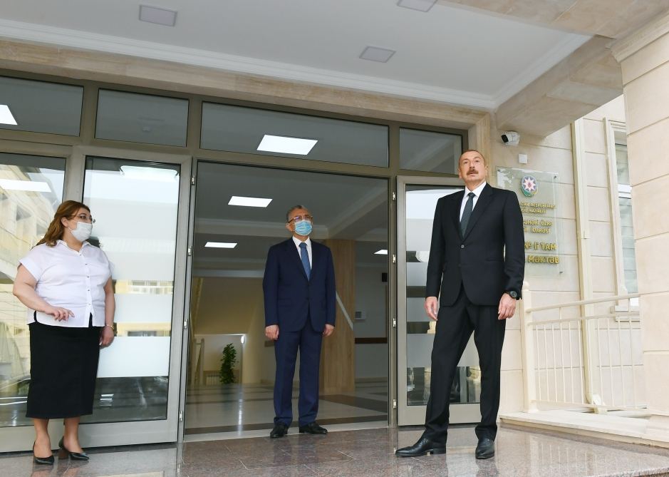 Prezident İlham Əliyev Bakıda məktəbdə aparılan əsaslı təmir işləri ilə tanış olub və yeni korpusun açılışında iştirak edib (FOTO) (YENİLƏNİB)