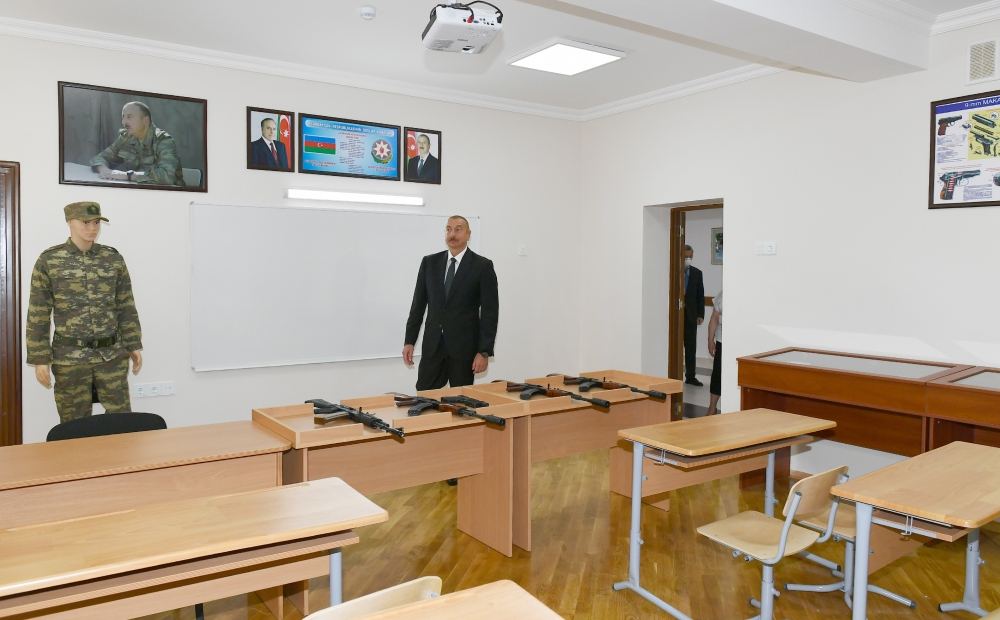 Prezident İlham Əliyev Bakıda məktəbdə aparılan əsaslı təmir işləri ilə tanış olub və yeni korpusun açılışında iştirak edib (FOTO) (YENİLƏNİB)
