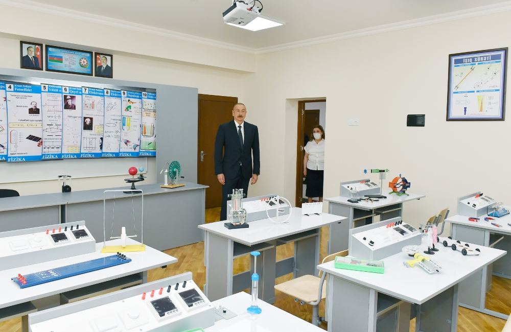 Prezident İlham Əliyev Bakıda məktəbdə aparılan əsaslı təmir işləri ilə tanış olub və yeni korpusun açılışında iştirak edib (FOTO) (YENİLƏNİB)