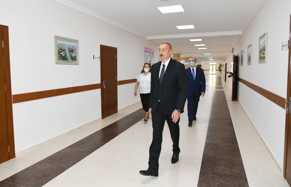 Prezident İlham Əliyev Bakıda məktəbdə aparılan əsaslı təmir işləri ilə tanış olub və yeni korpusun açılışında iştirak edib (FOTO) (YENİLƏNİB)