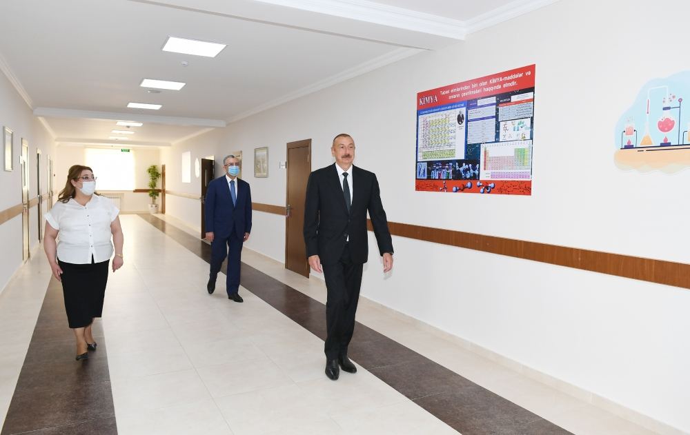 Prezident İlham Əliyev Bakıda məktəbdə aparılan əsaslı təmir işləri ilə tanış olub və yeni korpusun açılışında iştirak edib (FOTO) (YENİLƏNİB)