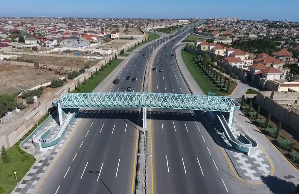 Prezident İlham Əliyev Mərdəkan-Zuğulba avtomobil yolunda yerüstü piyada keçidinin açılışında iştirak edib  (FOTO) (YENİLƏNİB)