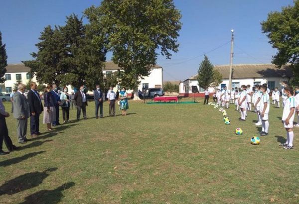 Tovuzda sərhəd kəndlərində məktəblilərə futbol geyimləri paylanıb (FOTO)