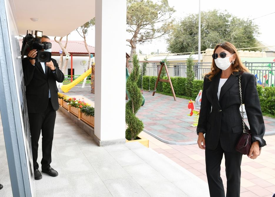Birinci vitse-prezident Mehriban Əliyeva Şağan qəsəbəsində yeni uşaq bağçasının istifadəyə verilməsi tədbirində iştirak edib (FOTO)