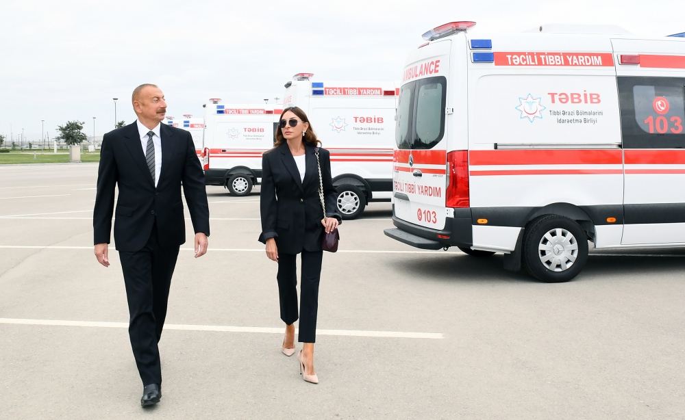 Prezident İlham Əliyev və birinci xanım Mehriban Əliyeva Azərbaycana yeni gətirilən təcili tibbi yardım avtomobilləri ilə tanış olublar (YENİLƏNİB) (FOTO)