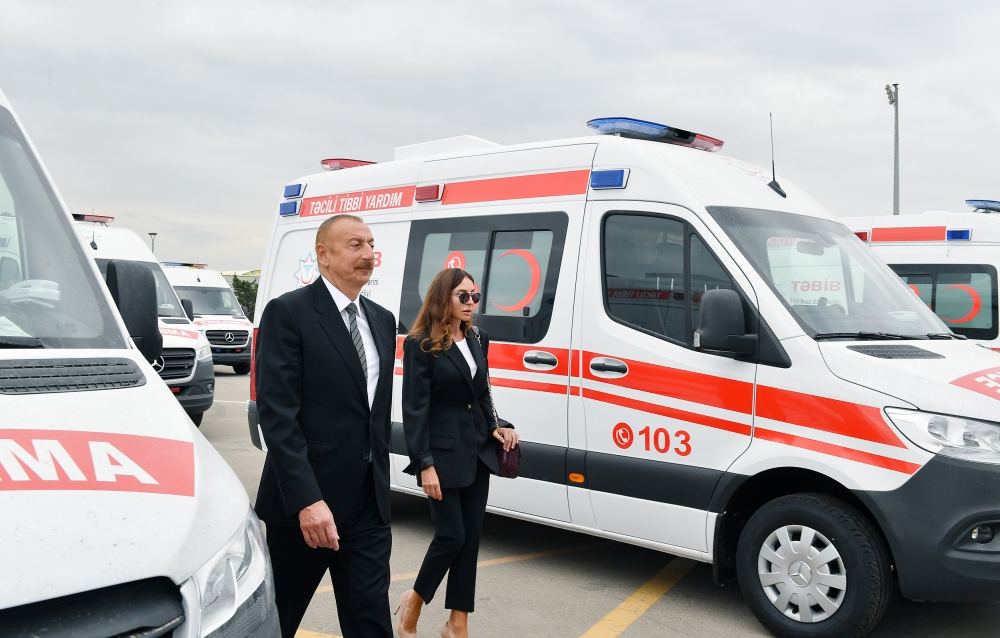 Prezident İlham Əliyev və birinci xanım Mehriban Əliyeva Azərbaycana yeni gətirilən təcili tibbi yardım avtomobilləri ilə tanış olublar (YENİLƏNİB) (FOTO)