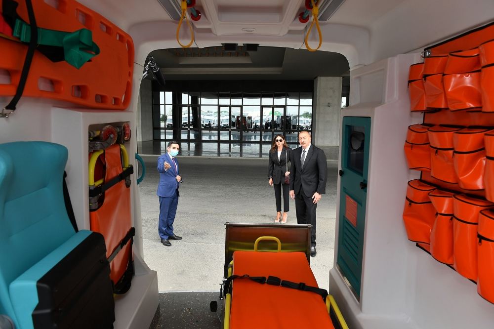 Prezident İlham Əliyev və birinci xanım Mehriban Əliyeva Azərbaycana yeni gətirilən təcili tibbi yardım avtomobilləri ilə tanış olublar (YENİLƏNİB) (FOTO)