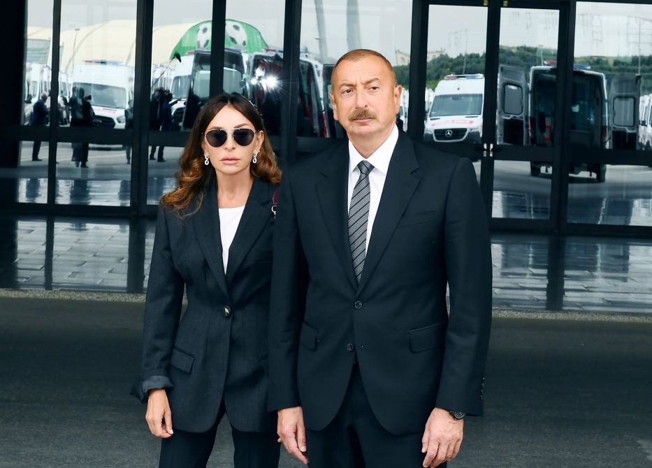 Prezident İlham Əliyev və birinci xanım Mehriban Əliyeva Azərbaycana yeni gətirilən təcili tibbi yardım avtomobilləri ilə tanış olublar (YENİLƏNİB) (FOTO)