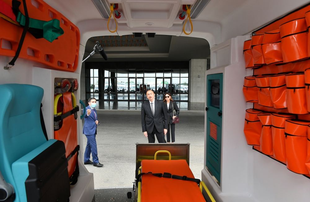 Prezident İlham Əliyev və birinci xanım Mehriban Əliyeva Azərbaycana yeni gətirilən təcili tibbi yardım avtomobilləri ilə tanış olublar (YENİLƏNİB) (FOTO)