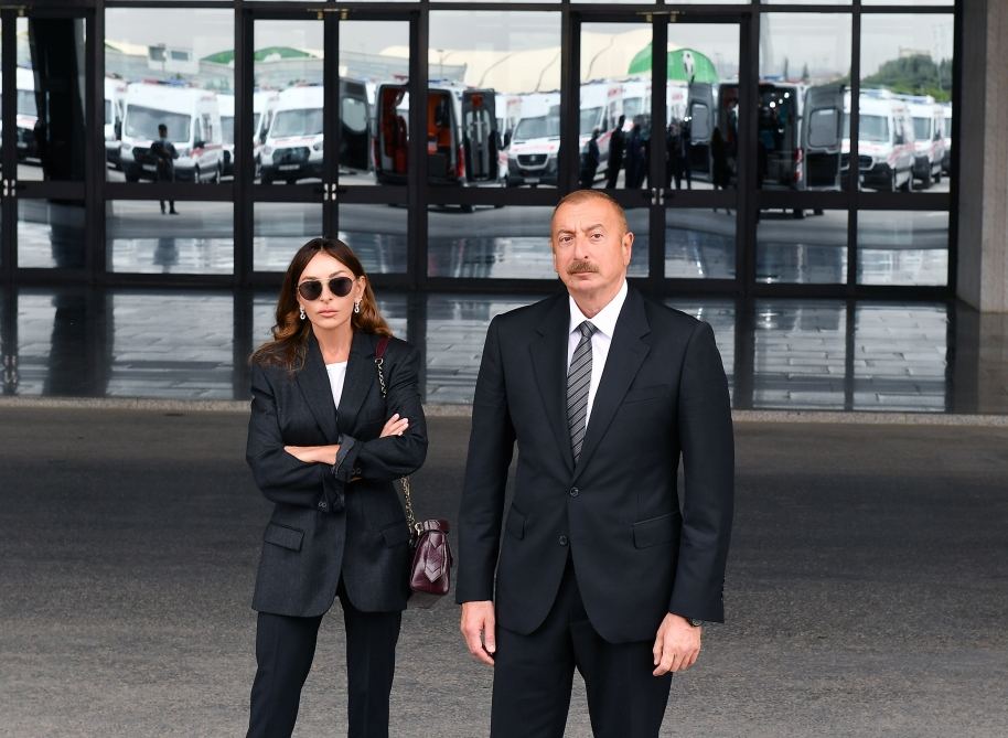 Prezident İlham Əliyev və birinci xanım Mehriban Əliyeva Azərbaycana yeni gətirilən təcili tibbi yardım avtomobilləri ilə tanış olublar (YENİLƏNİB) (FOTO)