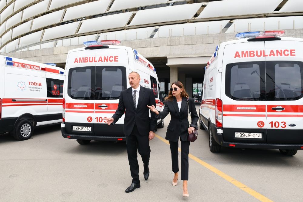 Prezident İlham Əliyev və birinci xanım Mehriban Əliyeva Azərbaycana yeni gətirilən təcili tibbi yardım avtomobilləri ilə tanış olublar (YENİLƏNİB) (FOTO)