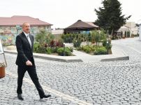 Prezident İlham Əliyev və birinci xanım Mehriban Əliyeva Balaxanı qəsəbəsində aparılan abadlıq işləri ilə tanış olublar (FOTO) (YENİLƏNİB-2)