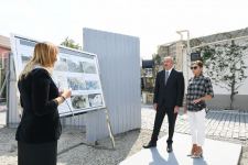 Prezident İlham Əliyev və birinci xanım Mehriban Əliyeva Balaxanı qəsəbəsində aparılan abadlıq işləri ilə tanış olublar (FOTO) (YENİLƏNİB-2)
