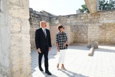Prezident İlham Əliyev və birinci xanım Mehriban Əliyeva Balaxanı qəsəbəsində aparılan abadlıq işləri ilə tanış olublar (FOTO) (YENİLƏNİB-2)