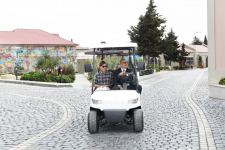Prezident İlham Əliyev və birinci xanım Mehriban Əliyeva Balaxanı qəsəbəsində aparılan abadlıq işləri ilə tanış olublar (FOTO) (YENİLƏNİB-2)