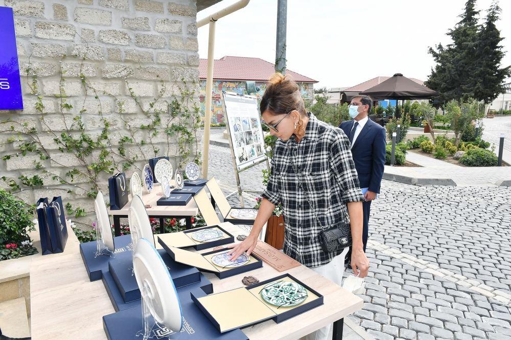 Prezident İlham Əliyev və birinci xanım Mehriban Əliyeva Balaxanı qəsəbəsində aparılan abadlıq işləri ilə tanış olublar (FOTO) (YENİLƏNİB-2)
