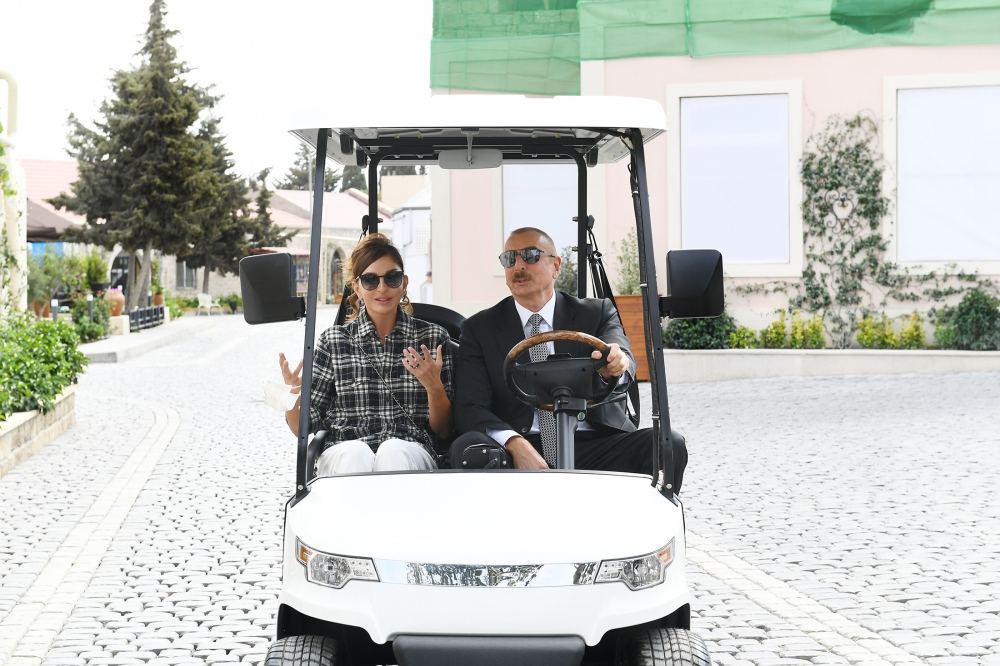 Prezident İlham Əliyev və birinci xanım Mehriban Əliyeva Balaxanı qəsəbəsində aparılan abadlıq işləri ilə tanış olublar (FOTO) (YENİLƏNİB-2)