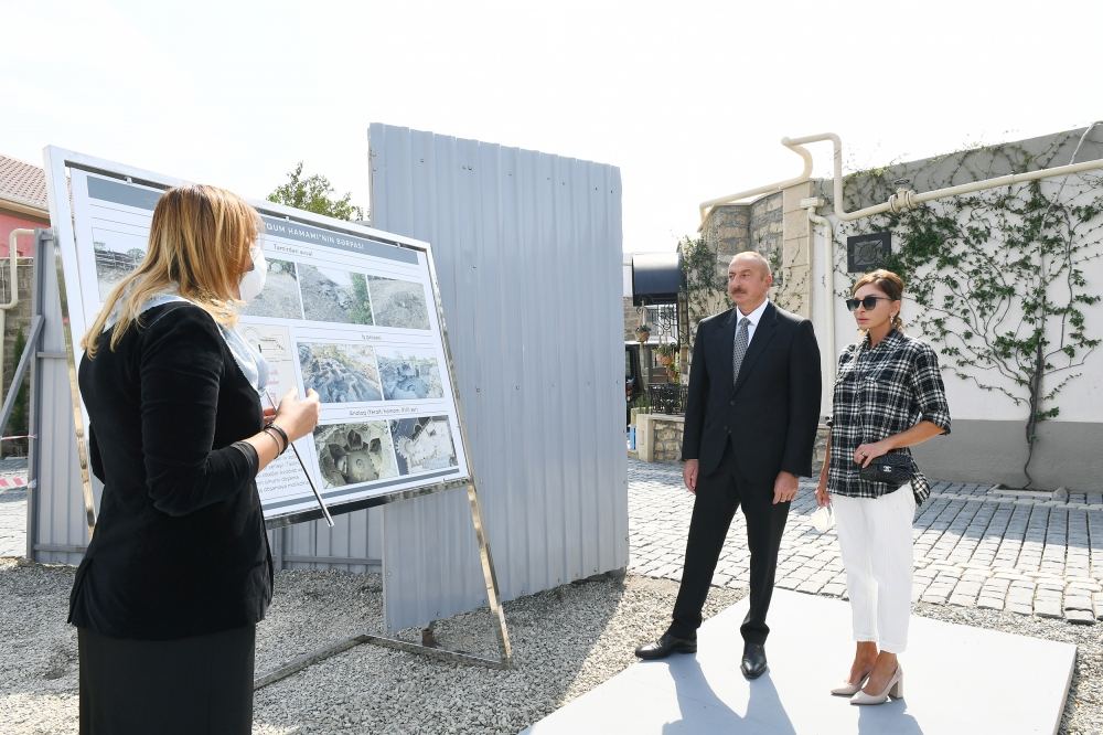 Prezident İlham Əliyev və birinci xanım Mehriban Əliyeva Balaxanı qəsəbəsində aparılan abadlıq işləri ilə tanış olublar (FOTO) (YENİLƏNİB-2)