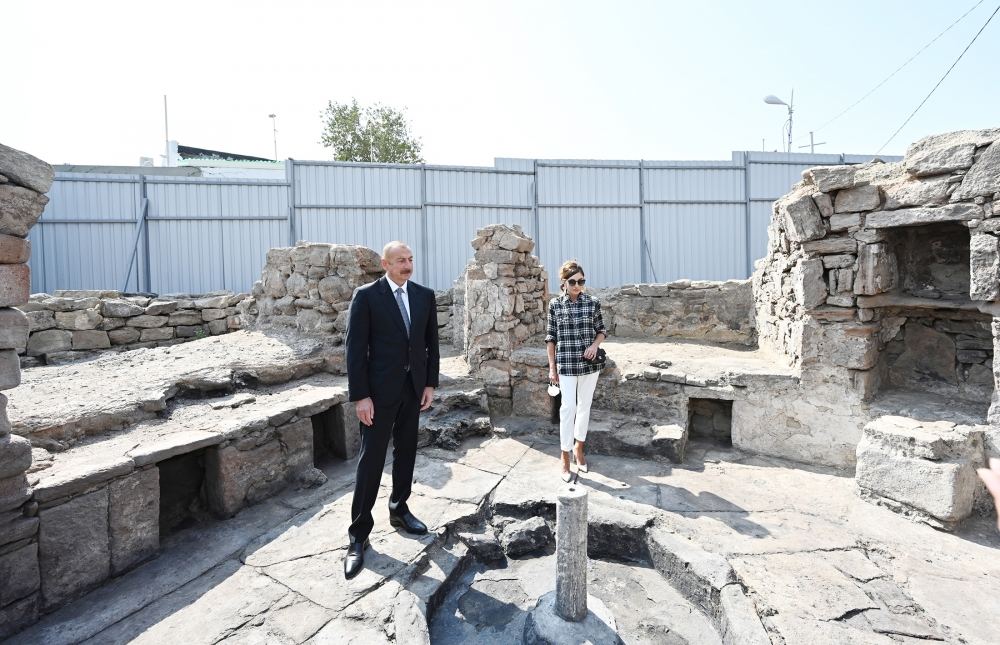 Prezident İlham Əliyev və birinci xanım Mehriban Əliyeva Balaxanı qəsəbəsində aparılan abadlıq işləri ilə tanış olublar (FOTO) (YENİLƏNİB-2)