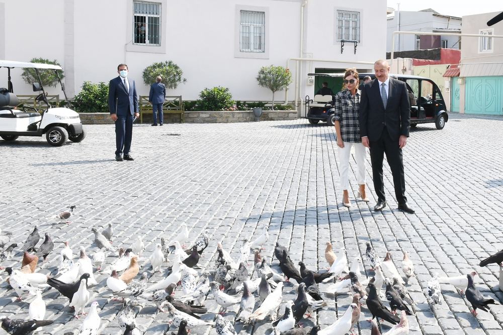 Prezident İlham Əliyev və birinci xanım Mehriban Əliyeva Balaxanı qəsəbəsində aparılan abadlıq işləri ilə tanış olublar (FOTO) (YENİLƏNİB-2)