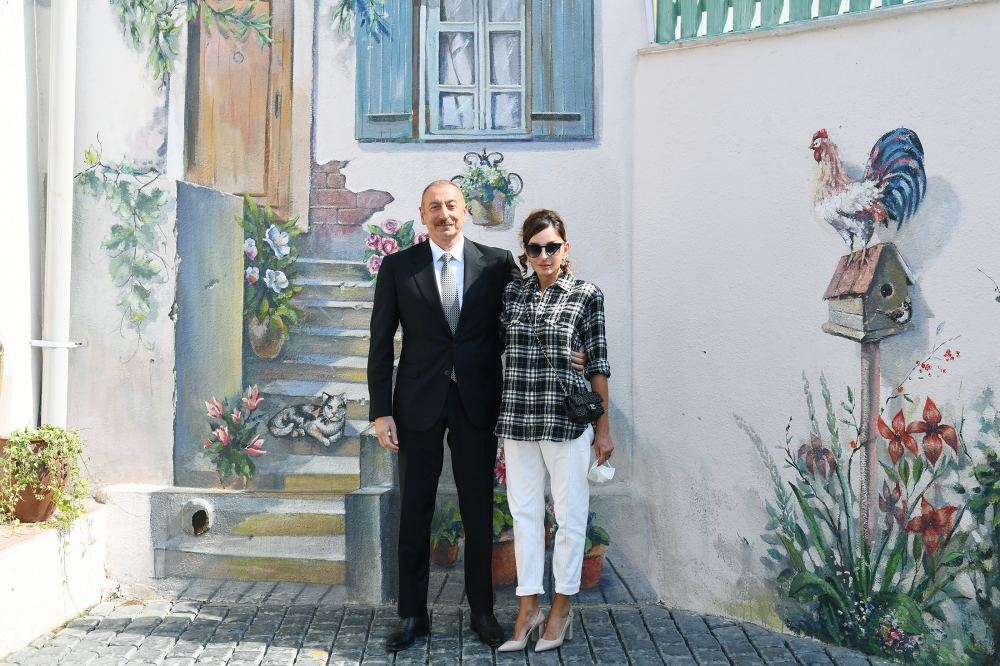 Prezident İlham Əliyev və birinci xanım Mehriban Əliyeva Balaxanı qəsəbəsində aparılan abadlıq işləri ilə tanış olublar (FOTO) (YENİLƏNİB-2)
