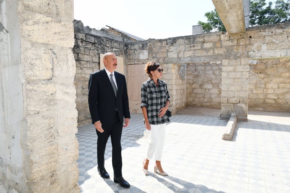 Prezident İlham Əliyev və birinci xanım Mehriban Əliyeva Balaxanı qəsəbəsində aparılan abadlıq işləri ilə tanış olublar (FOTO) (YENİLƏNİB-2)
