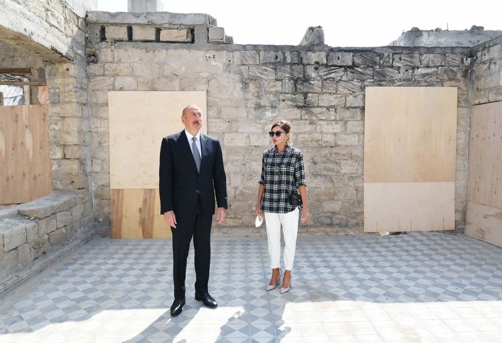 Prezident İlham Əliyev və birinci xanım Mehriban Əliyeva Balaxanı qəsəbəsində aparılan abadlıq işləri ilə tanış olublar (FOTO) (YENİLƏNİB-2)