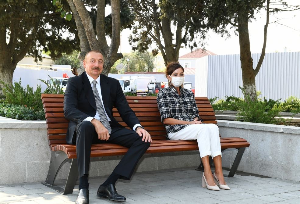 Prezident İlham Əliyev və birinci xanım Mehriban Əliyeva Balaxanı qəsəbəsində aparılan abadlıq işləri ilə tanış olublar (FOTO) (YENİLƏNİB-2)
