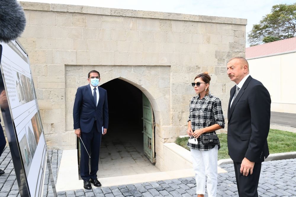 Prezident İlham Əliyev və birinci xanım Mehriban Əliyeva Balaxanı qəsəbəsində aparılan abadlıq işləri ilə tanış olublar (FOTO) (YENİLƏNİB-2)