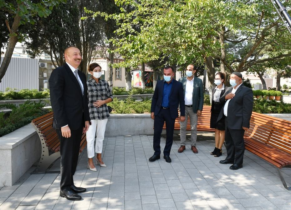 Prezident İlham Əliyev və birinci xanım Mehriban Əliyeva Balaxanı qəsəbəsində aparılan abadlıq işləri ilə tanış olublar (FOTO) (YENİLƏNİB-2)