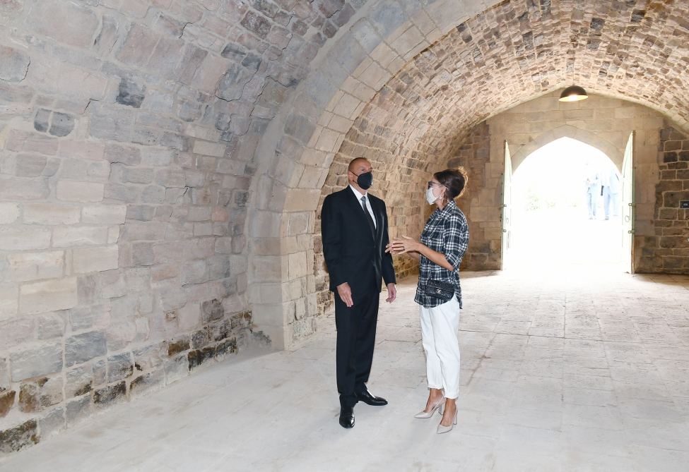 Prezident İlham Əliyev və birinci xanım Mehriban Əliyeva Balaxanı qəsəbəsində aparılan abadlıq işləri ilə tanış olublar (FOTO) (YENİLƏNİB-2)