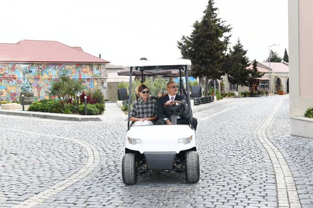Prezident İlham Əliyev və birinci xanım Mehriban Əliyeva Balaxanı qəsəbəsində aparılan abadlıq işləri ilə tanış olublar (FOTO) (YENİLƏNİB-2)