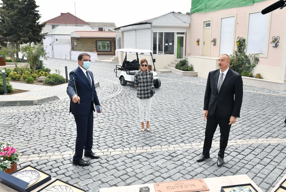 Prezident İlham Əliyev və birinci xanım Mehriban Əliyeva Balaxanı qəsəbəsində aparılan abadlıq işləri ilə tanış olublar (FOTO) (YENİLƏNİB-2)