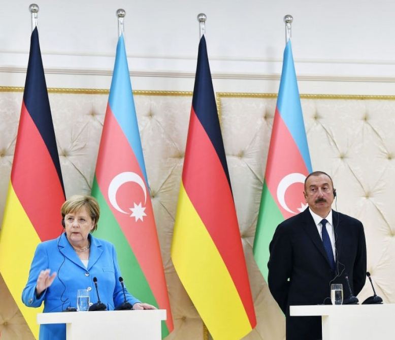 Angela Merkel Prezident İlham Əliyevə telefonla zəng edib