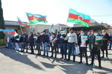 Binəqədidə yüzlərlə şəxs könüllü olaraq hərbi xidmətə yollanıb (FOTO)