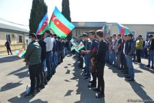 Binəqədidə yüzlərlə şəxs könüllü olaraq hərbi xidmətə yollanıb (FOTO)