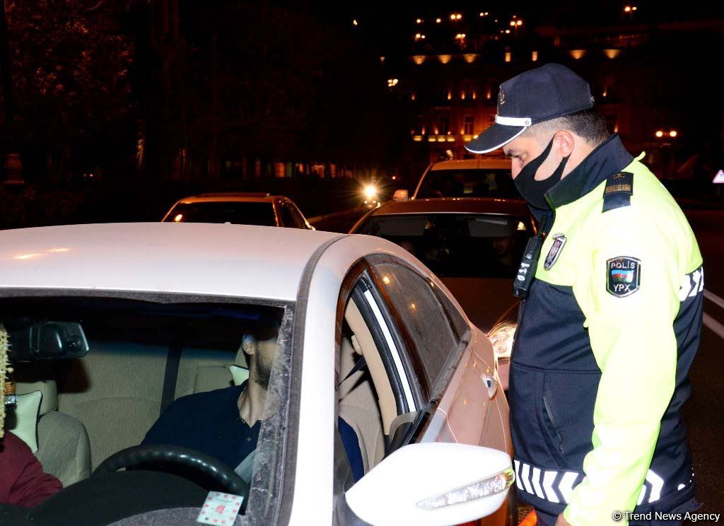 Paytaxtda komendant saatı qaydalarının təmin olunması tədbirləri davam etdirilir (FOTO)